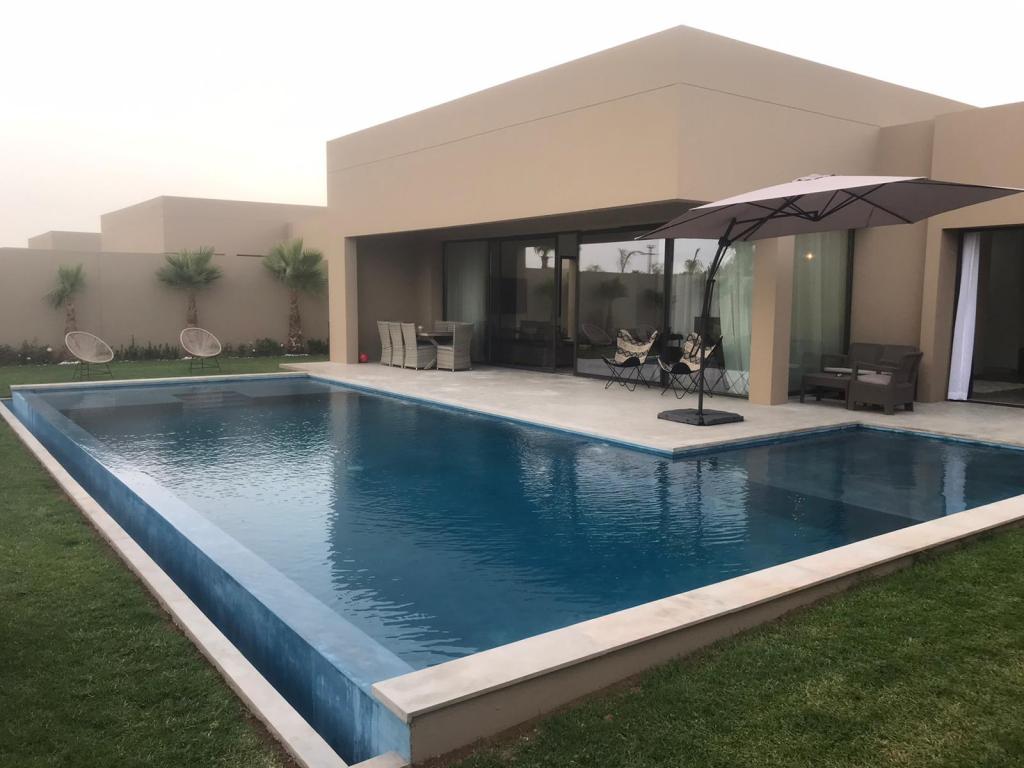Villa avec piscine à débordement